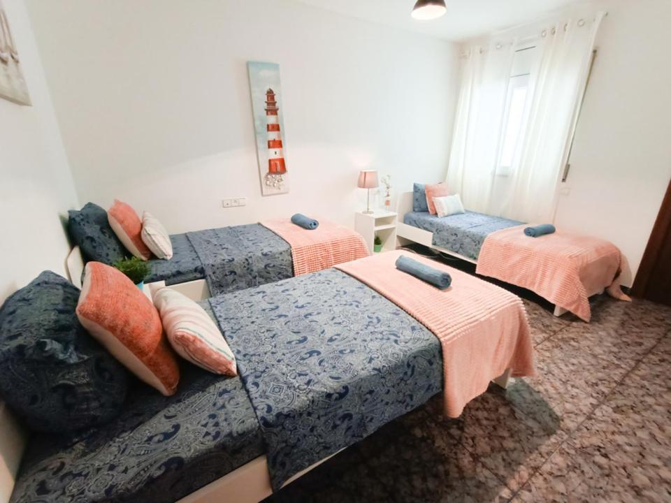 - Urquinaona Hostal *
