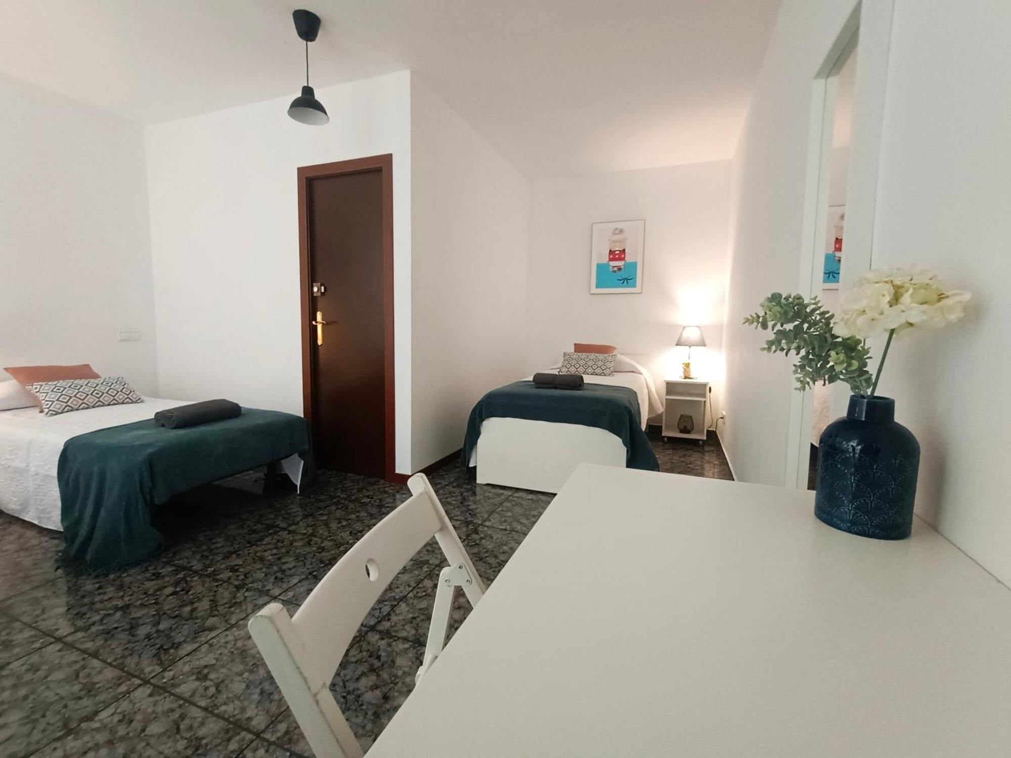 - Urquinaona Hostal *